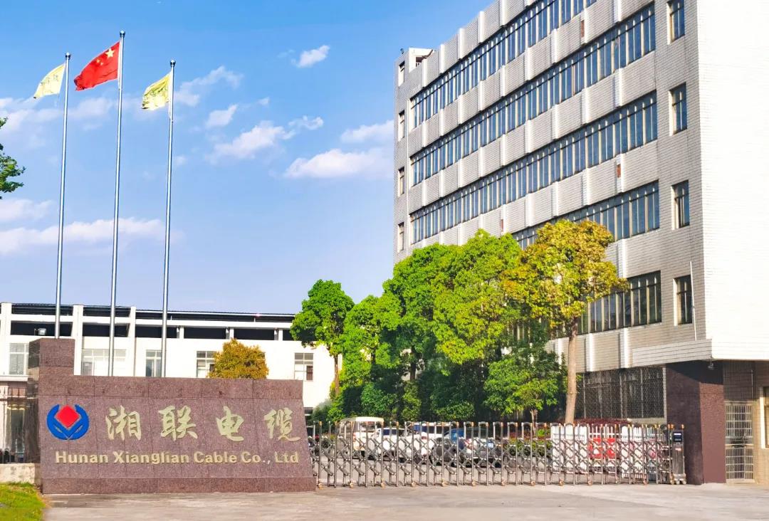 今日小雪，用一組湘聯(lián)小伙伴拍攝的美照來迎接廠區(qū)的冬天！